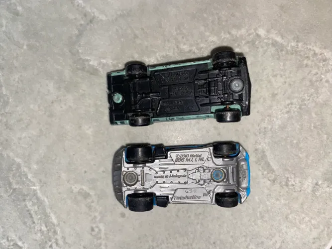 Conjunto de dois carros ,oficiais!! Hot wheels antigos de @2013 (verde) e o (azul )@2010!