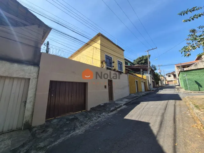 Casas com entradas independentes á venda com 2 vagas no Bairro Campo Alegre / Planalto em
