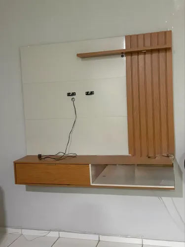 Painel para TV com Rack suspenso e prateleira