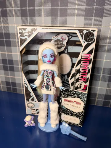 Boneca Monster High Abbey Bominable Creeproduction importada com caixa
