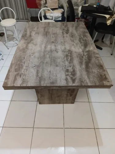 Mesa , em excelente estado. Sem avarias.