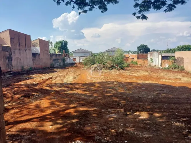 TERRENO AMPLO NA VILA MARLI