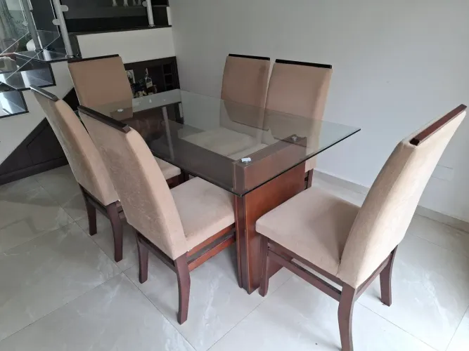 Mesa de jantar com seis cadeiras