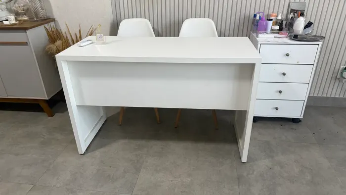 Mesa escrivaninha e 2 cadeiras 