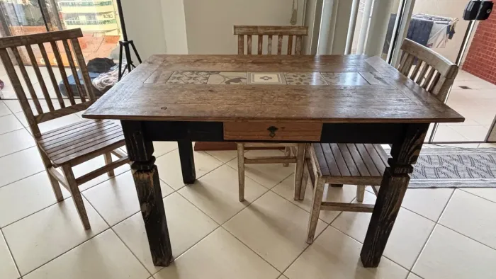 Mesa de madeira com 4 cadeiras