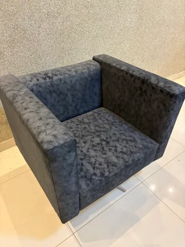 Poltrona Giratória Preta em Suede - Nova / Impecável