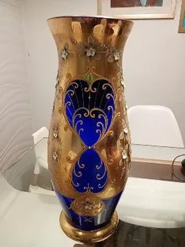 Vaso cristal Veneziano cor azul cobalto com flores em relevo e ouro 