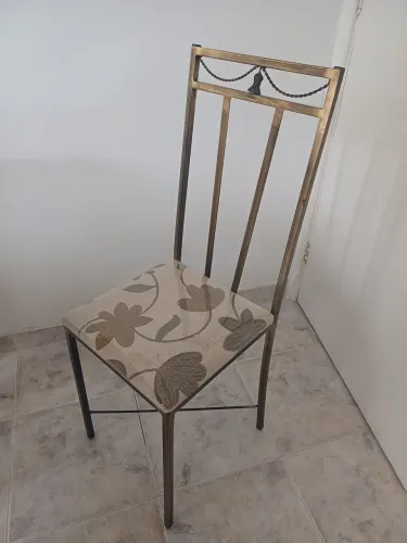 Vendo 4 cadeiras novas, de ferro e com plástico.