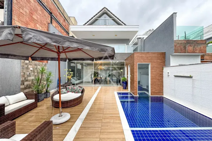Casa à Venda com 4 Suítes, Piscina e Espaço Gourmet  Conforto e Lazer Completo