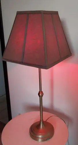 Luminária De Mesa Em Metal