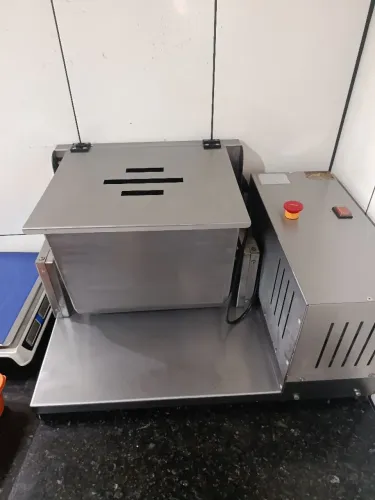 MISTURADOR DE CARNES MALTA 15KG BIVOLT COM 4 PÁS E CABINE BASCULANTE