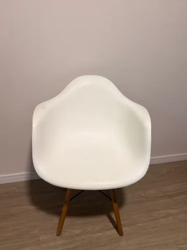 Cadeira com Braços Design Moderno - Base em Madeira