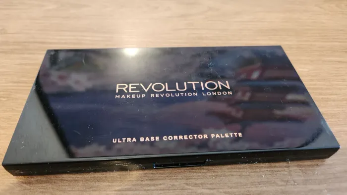 Maquiagem Revolution - paleta de base corretiva