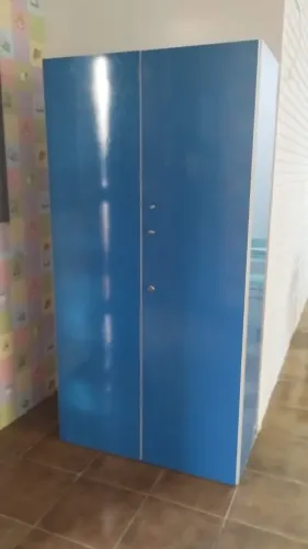 Vendo mesa de escritório, armário, bebedouro,