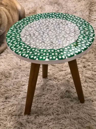 Mesinha de canto com acabamento em resina