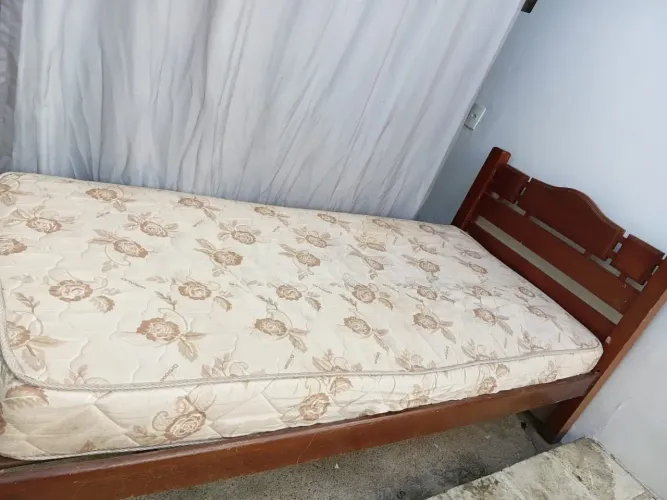 VENDE-SE 2 CAMAS DE MADEIRA MACIÇA (ACOMPANHA COLCHÃO)