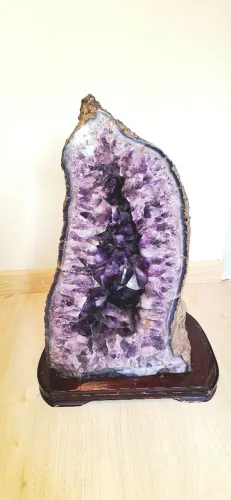 Geodo de Ametista Natural Grande com Base de Madeira
