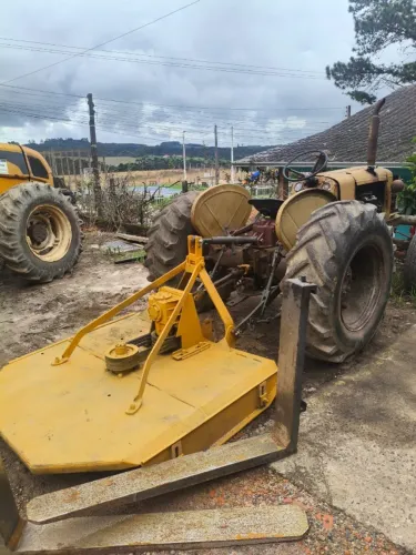 Trator Valmet 62 com roçadeira