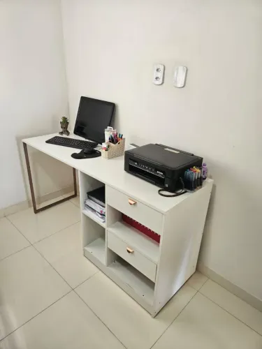 Vendo escrivaninha de mdf usada, bom estado de conservação.