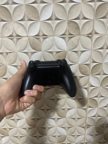 Controle Xbox one preto + pilha recarregáveis