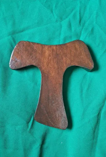 Crucifixo Tau  de parede 
