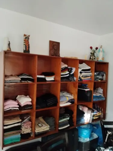 Colmeia para roupas dobradas