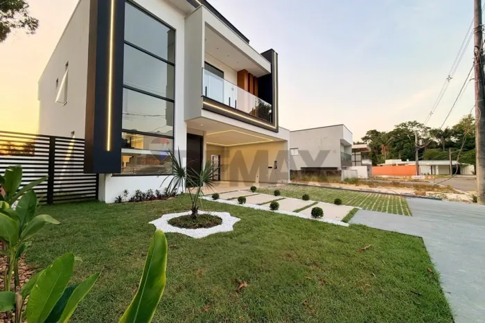 Casa Duplex com 4 suítes, 4 vagas de garagem no Alphaville 4, na Ponta Negra, Manaus - AM.