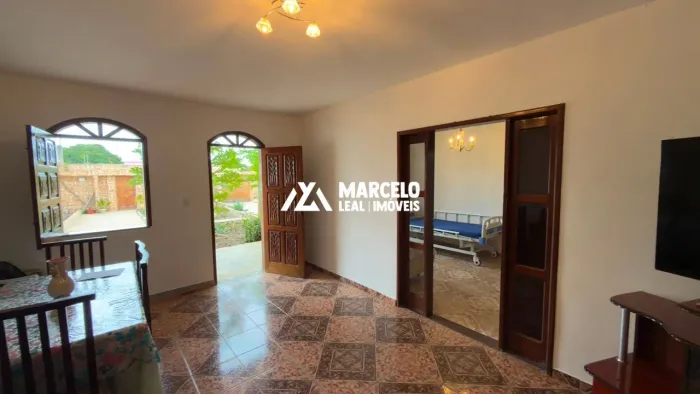 Vendo Casa bem construída com 2 suítes no Pavimento Superior e sacada em ótima l