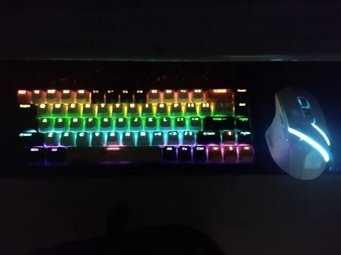 Teclado mecânico e mouse, games. Luminosos, pra vender logo, quem chegar primeiro leva.