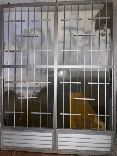 Portão de Alumínio Novo 2,21m x 1,73m - Duas Folhas - Grade