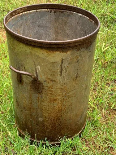 Leiteira antiga de ferro com alças em excelente estado de conservação