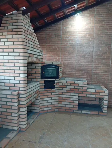 Churrasqueira forno e fogão em tijolo aparente.