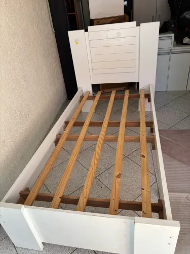 Vendo cama de solteiro de madeira MDF