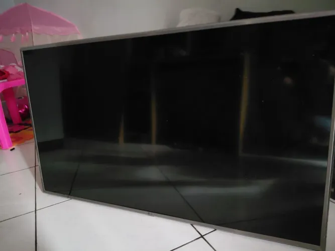 Vendo smart TV LG 50 polegadas , tela quebrada  seminova.