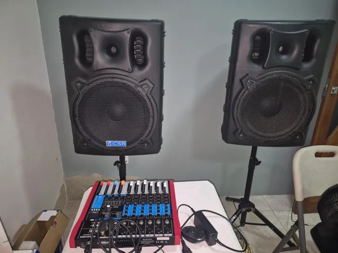 Caixa Ativas 300V cada Uma mesa com 6 canais,  tel *