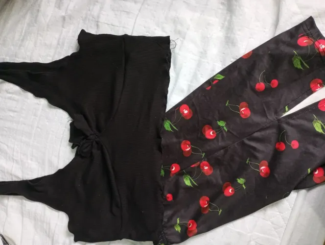 Conjunto Feminino Cropped Canelado Preto e Saia Estampa de Cereja