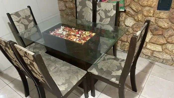 MESA COM 6 CADEIRAS R$ 180,00