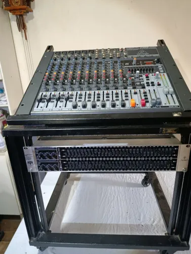 Mesa som Behringer Xenix X1832USB Equalizador FBQ 3102