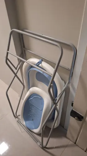 Banheira de bebê com suporte retrátil