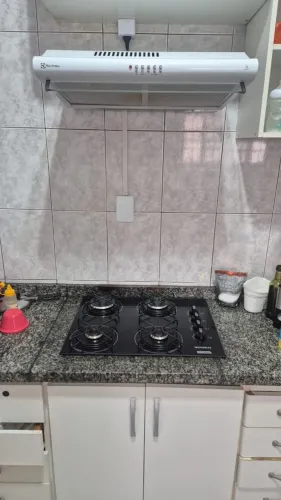 Vendo cooktop e depurador de ar em perfeito estado, com apenas 1 ano de uso.