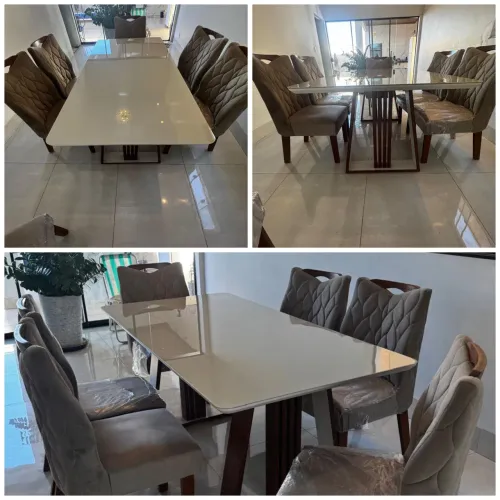 Mesa com 6 cadeiras no plástico