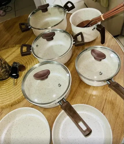 Conjunto de panela DE 10 peças NOVAS com kit talheres