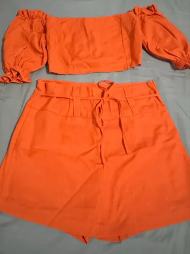 Conjunto de short saia e cropped