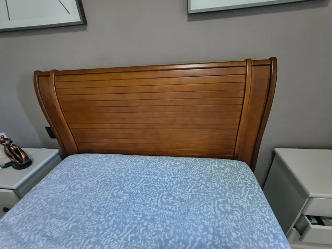 Cama e cômoda