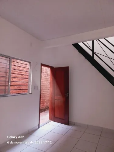 CASA DE DOIS ANDARES COM UM QUARTO GRANDE PERTO SHOPPING PÁTIO GARANTIA  UM MÊS DE  CAUCÃO