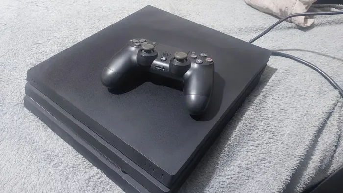 PS4 PRO com controle dualshock 4