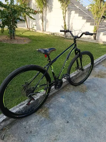 Bicicleta aro 29 com marcha semi nova