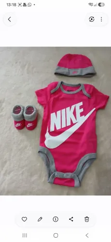 Maravilhoso conjunto de bodysuit, touca e pantufa da Nike.