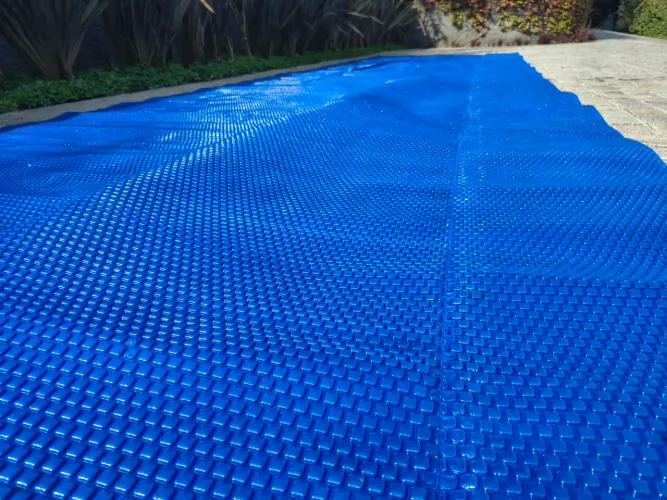 Lona para cobrir piscina.