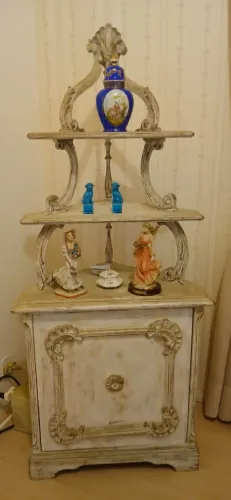 Lindo móvel em patina.